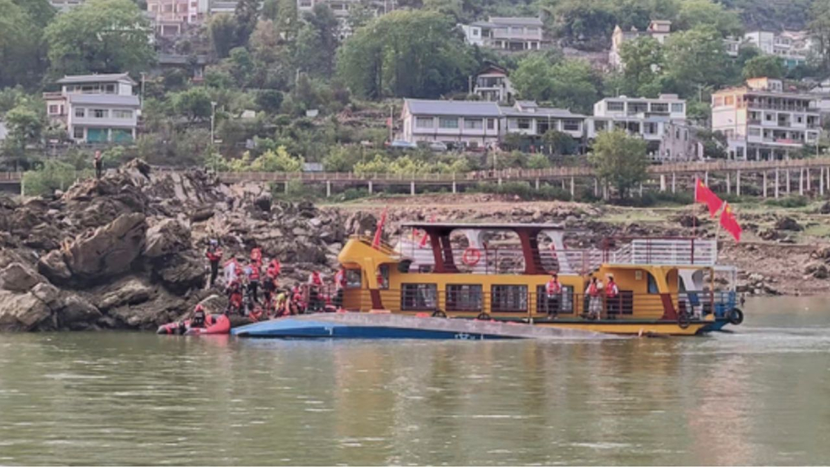 Tragedy in Guizhou: 3 Dead, 14 Missing After Two Boats Capsize in Sudden Storm