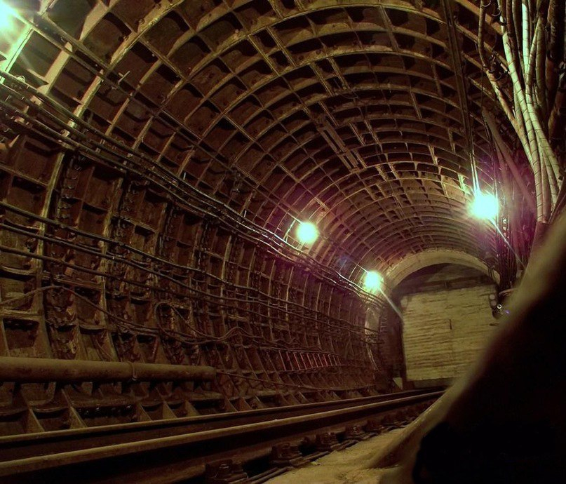 A hermetic gate in a deep single track tunnel that separates Metro-1 from Metro-2, which was built after transferring this tunnel to KGB
