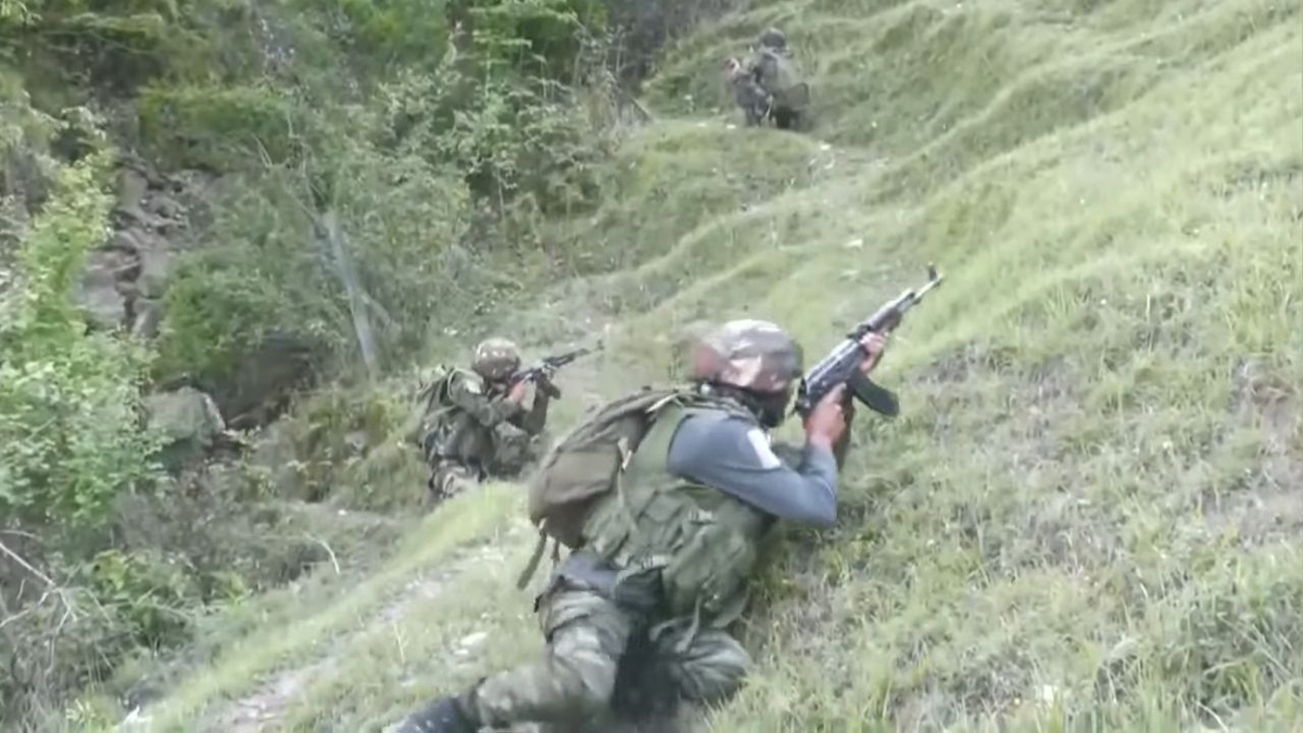 Pakistan Troops Violate Ceasefire Along LoC, Indian Army Retaliates Strongly in Jammu & Kashmir