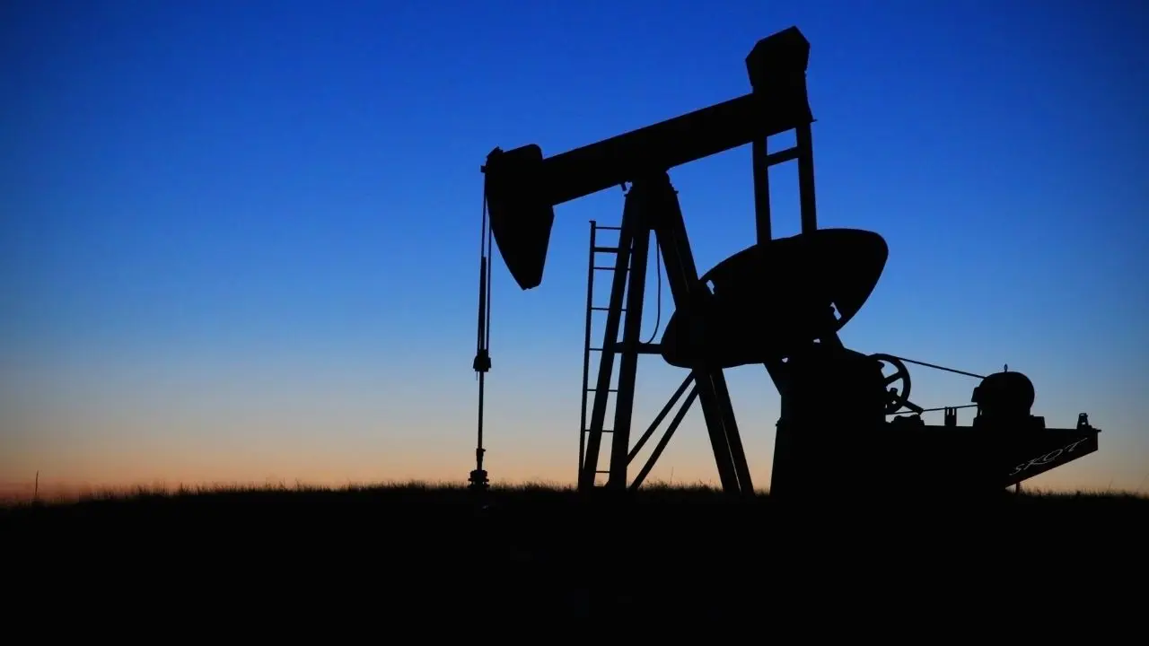 Oil Prices Dip Amid Global Tensions and Uncertainty Over Supply Outlook
