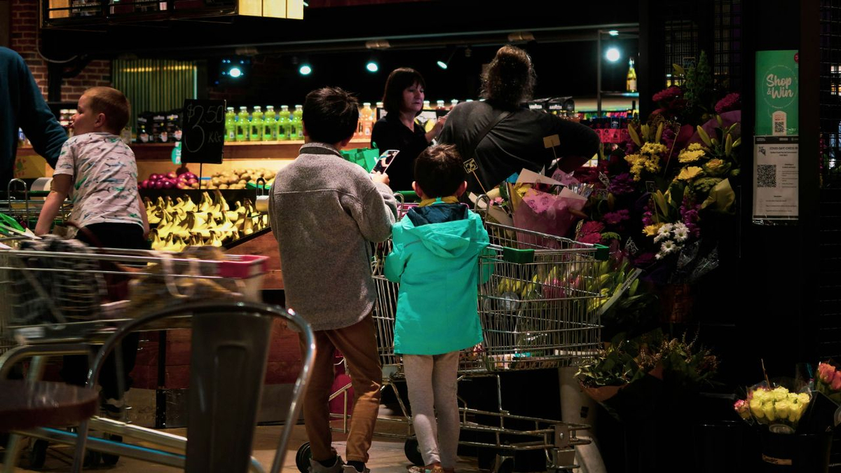 UK Shops May Be Legally Required to Accept Cash, Say MPs in April 2025 Warning